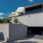 Luxury Black Cube With Heated Pool Вилла