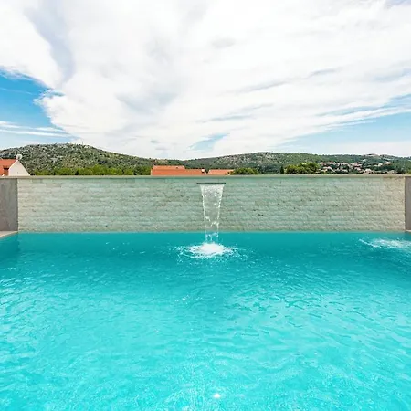 Luxury Black Cube With Heated Pool * 米利尼