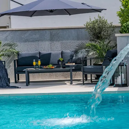 Luxury Black Cube With Heated Pool Вилла *