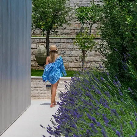 Luxury Black Cube With Heated Pool Вилла *