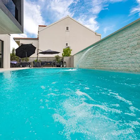 Luxury Black Cube With Heated Pool Млини