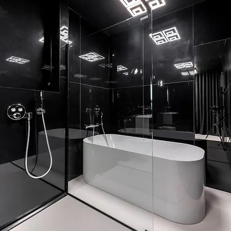 Luxury Black Cube With Heated Pool 米利尼