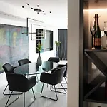 Luxury Black Cube With Heated Pool 别墅 米利尼