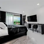 Luxury Black Cube With Heated Pool 别墅 *