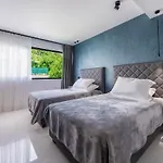 Luxury Black Cube With Heated Pool *