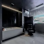 Luxury Black Cube With Heated Pool 别墅
