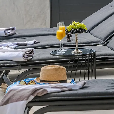 Villa Luxury Black Cube With Heated Pool