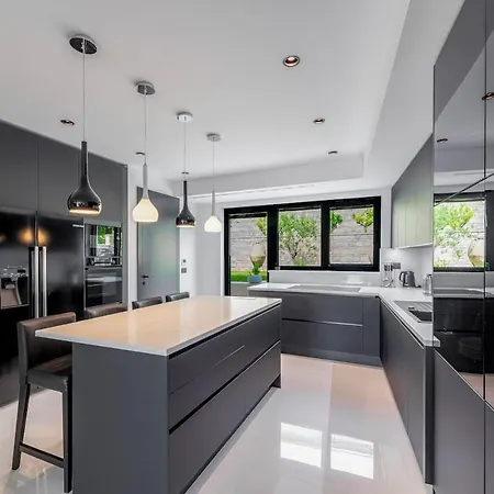 Luxury Black Cube With Heated Pool Villa Mlini