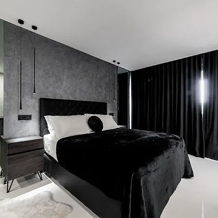 Villa Luxury Black Cube With Heated Pool