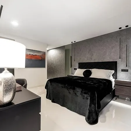 Luxury Black Cube With Heated Pool Mlini