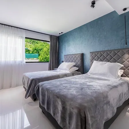 Luxury Black Cube With Heated Pool *
