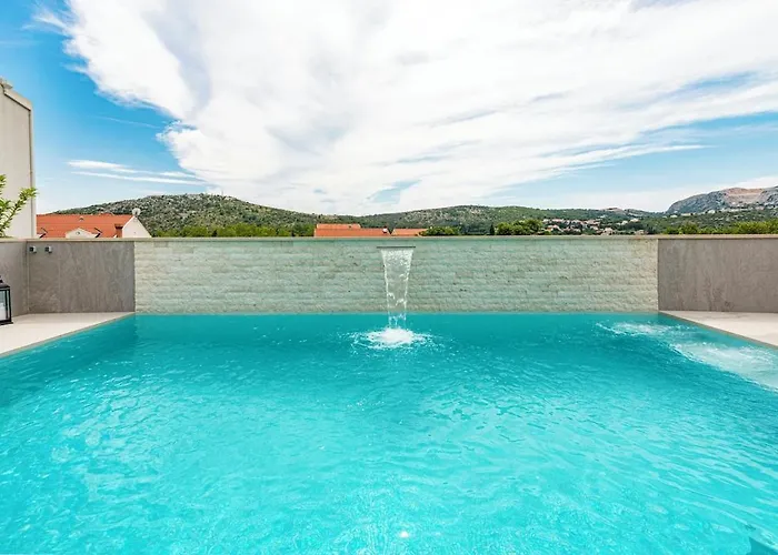 Luxury Black Cube With Heated Pool * Mlini