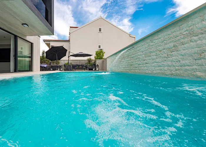 Luxury Black Cube With Heated Pool Mlini