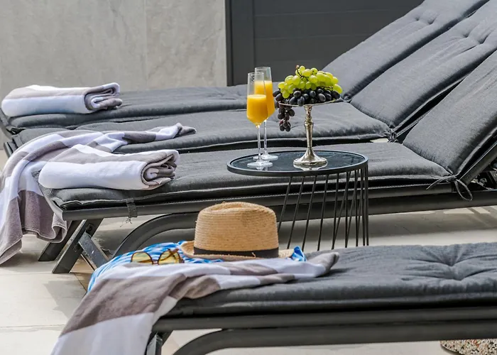 Villa Luxury Black Cube With Heated Pool