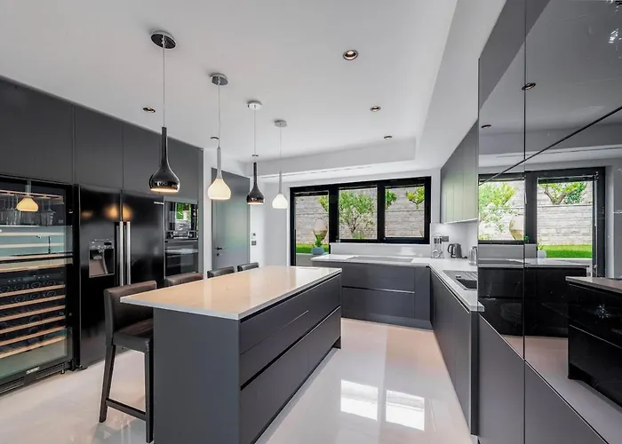 Luxury Black Cube With Heated Pool Villa Mlini