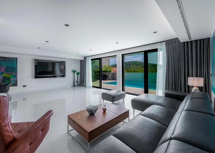 Villa Luxury Black Cube With Heated Pool