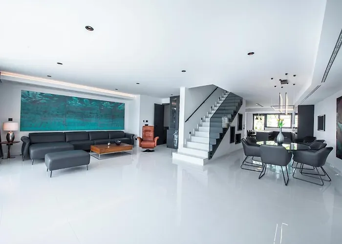 Luxury Black Cube With Heated Pool Mlini
