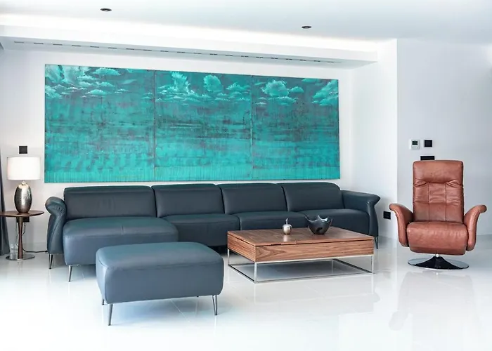 Villa Luxury Black Cube With Heated Pool