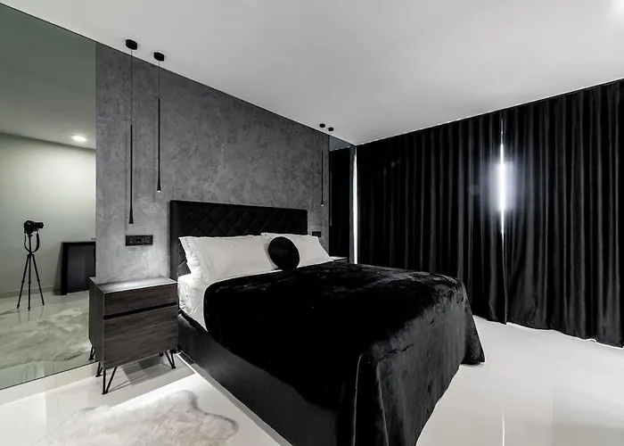Villa Luxury Black Cube With Heated Pool
