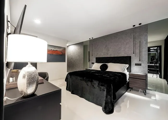 Luxury Black Cube With Heated Pool Mlini