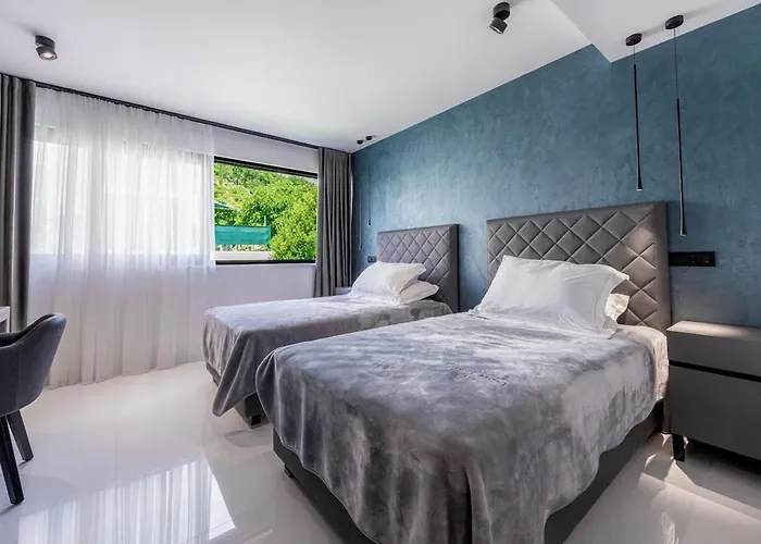 Luxury Black Cube With Heated Pool *