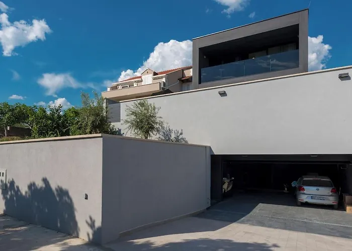 Luxury Black Cube With Heated Pool Villa
